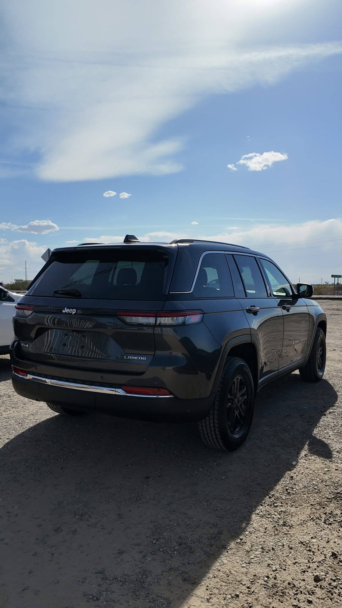 2022 Jeep Grand Cherokee Laredo - Image 10