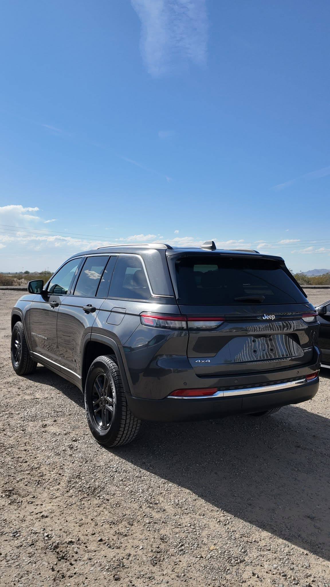 2022 Jeep Grand Cherokee Laredo - Image 16
