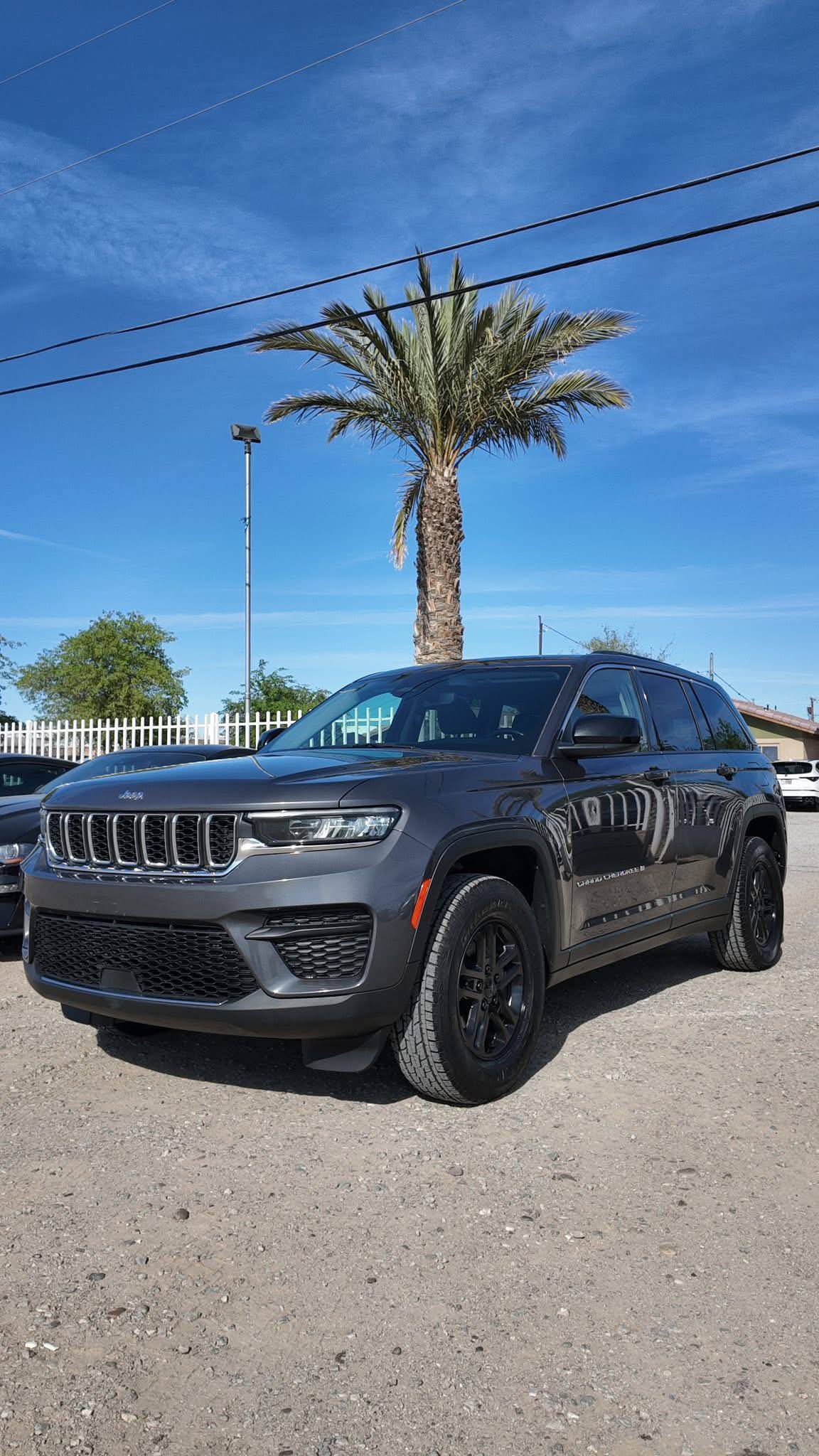 2022 Jeep Grand Cherokee Laredo - Image 2