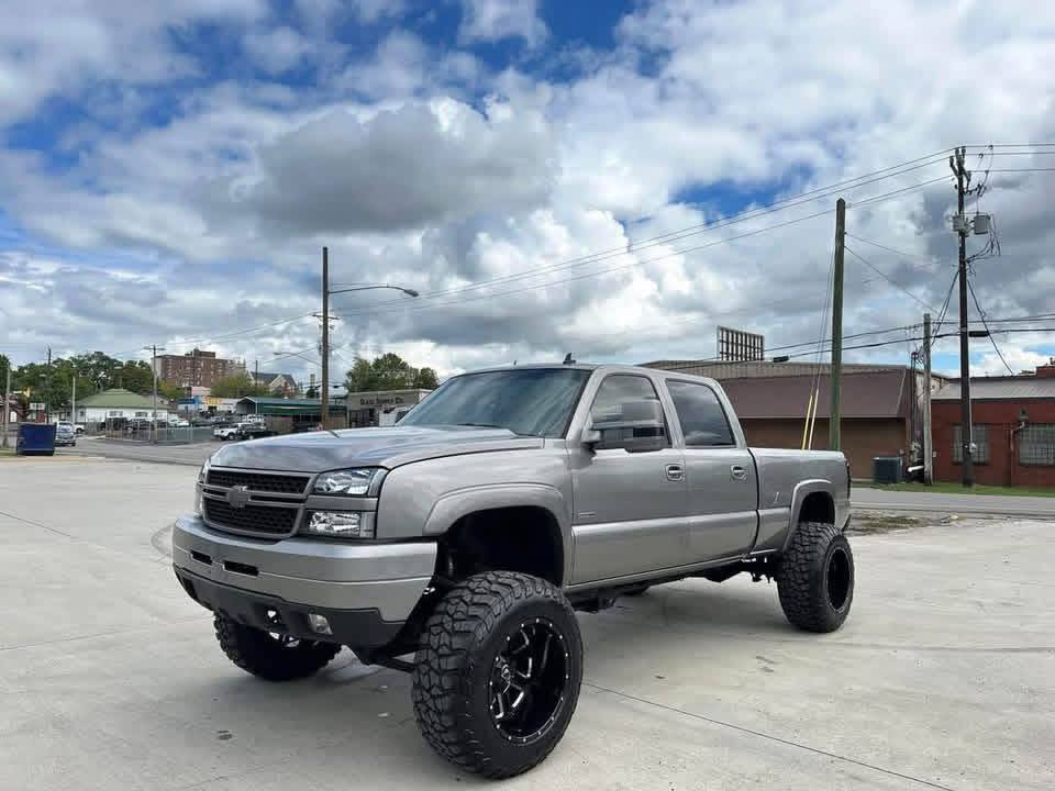 2006 Chevy Silverado 2500hd LT with sunroof - Image 2