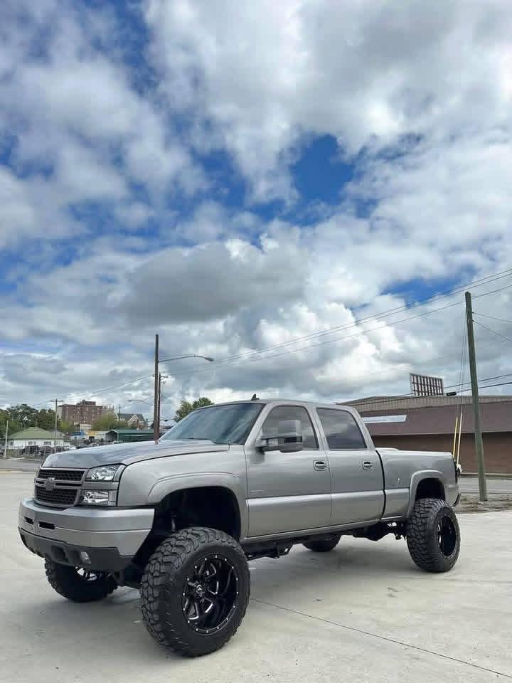 2006 Chevy Silverado 2500hd LT with sunroof