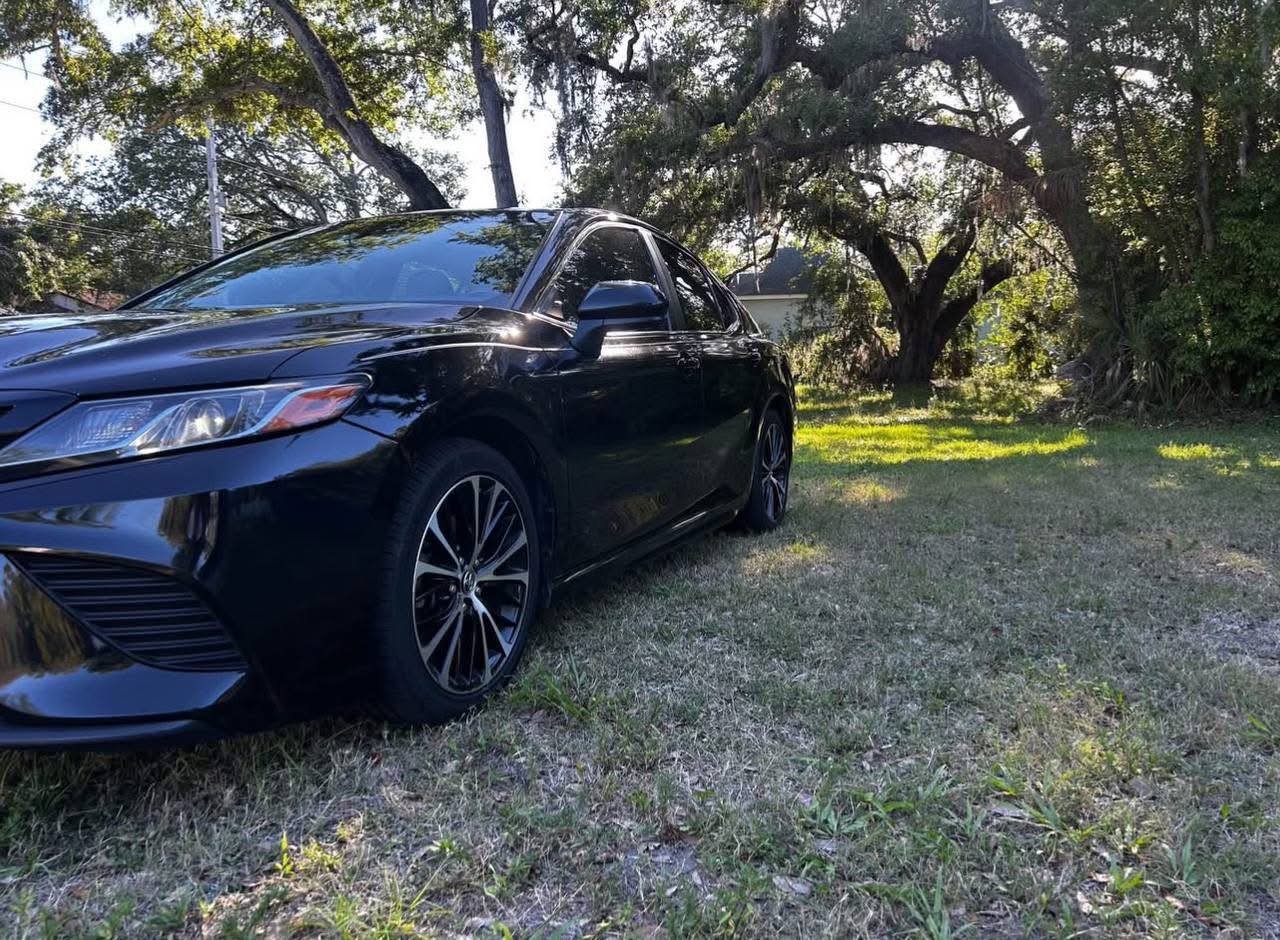 2018 Toyota Camry · SE Sedan 4D - Image 3