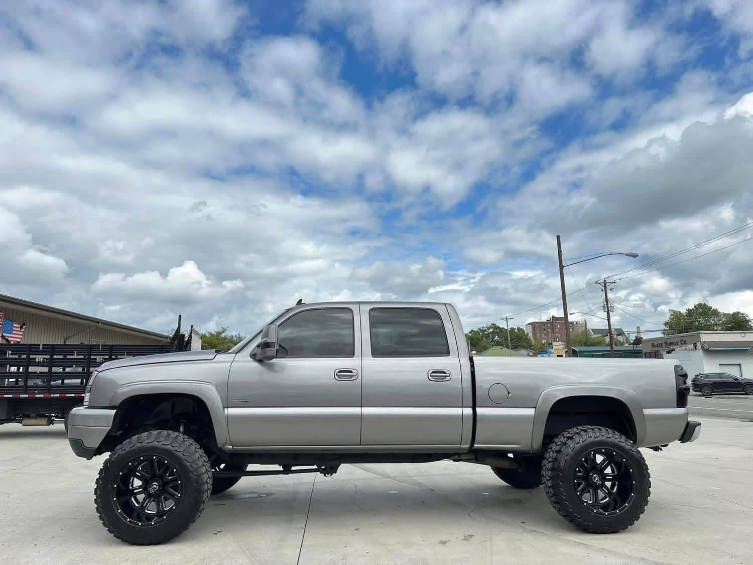 2006 Chevy Silverado 2500hd LT with sunroof - Image 11