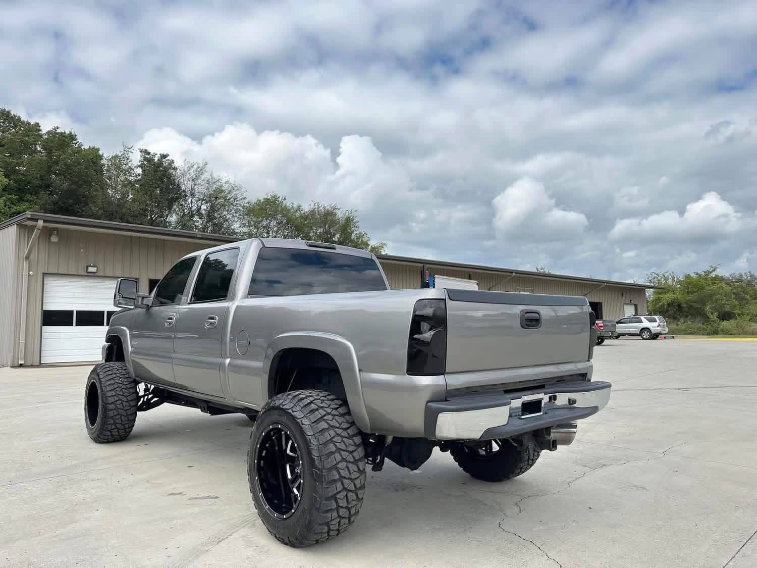 2006 Chevy Silverado 2500hd LT with sunroof - Image 10