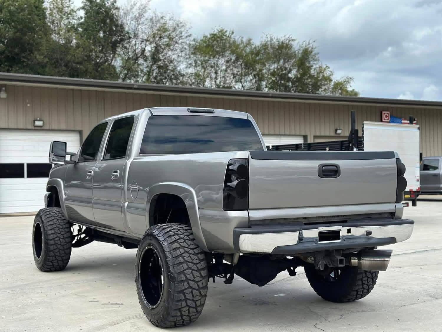 2006 Chevy Silverado 2500hd LT with sunroof - Image 9