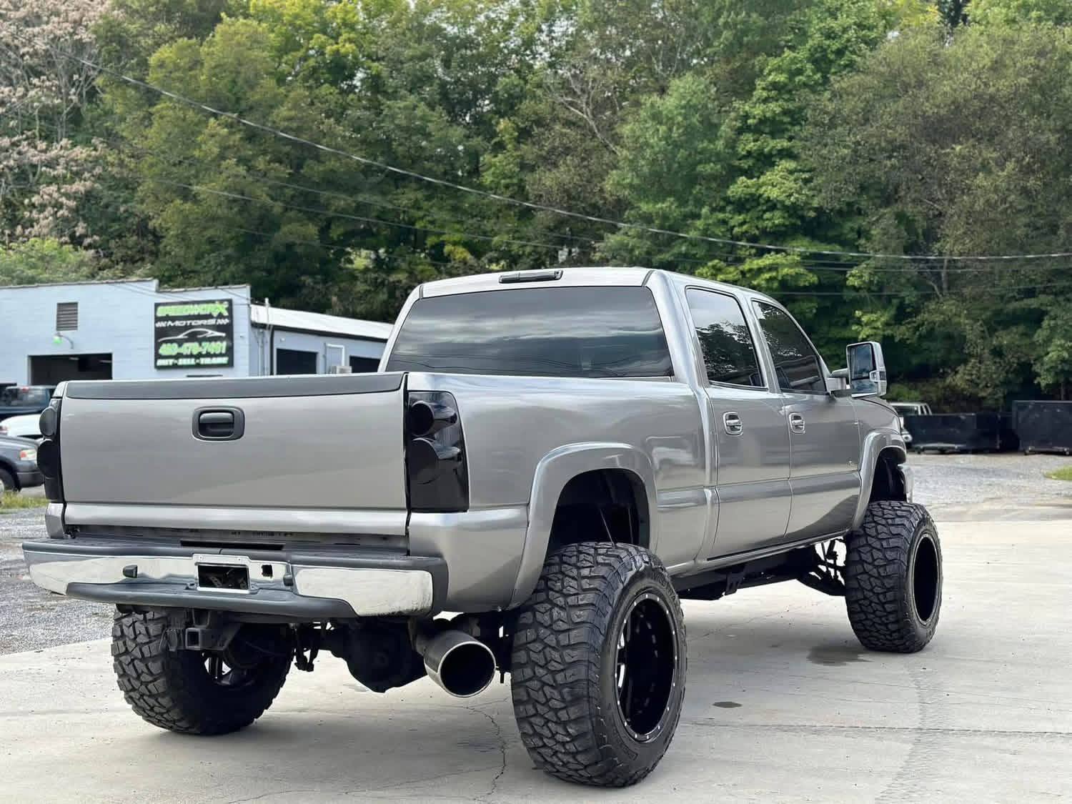 2006 Chevy Silverado 2500hd LT with sunroof - Image 7
