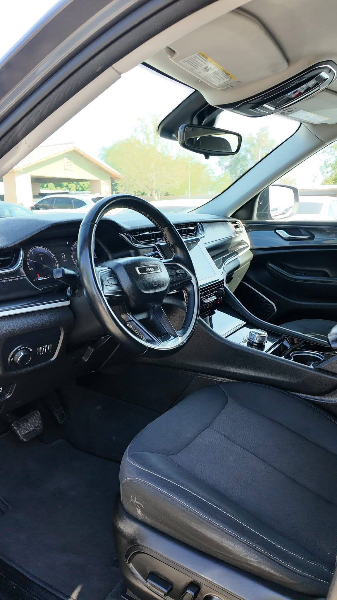 2022 Jeep Grand Cherokee Laredo - Image 15