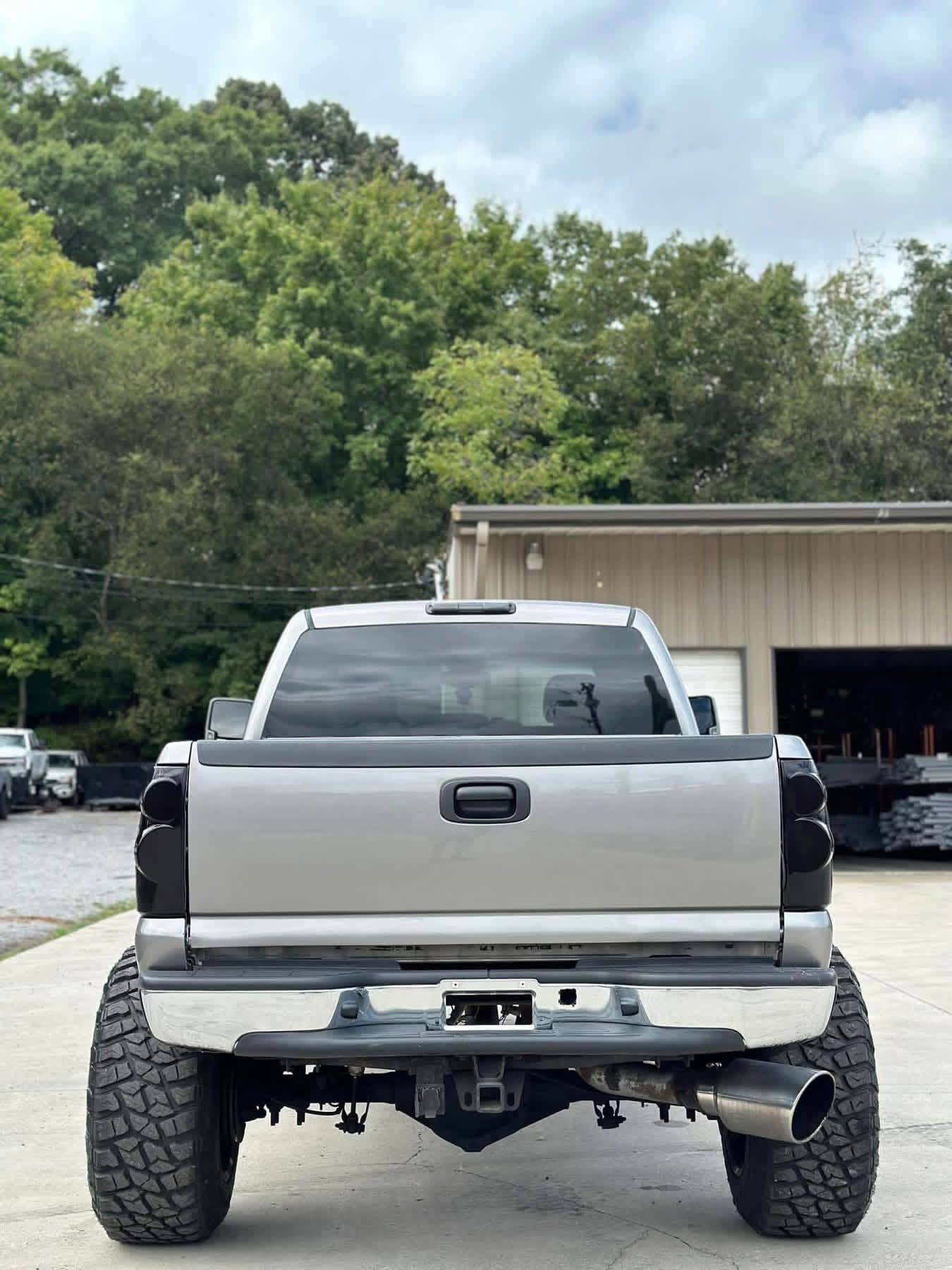 2006 Chevy Silverado 2500hd LT with sunroof - Image 6