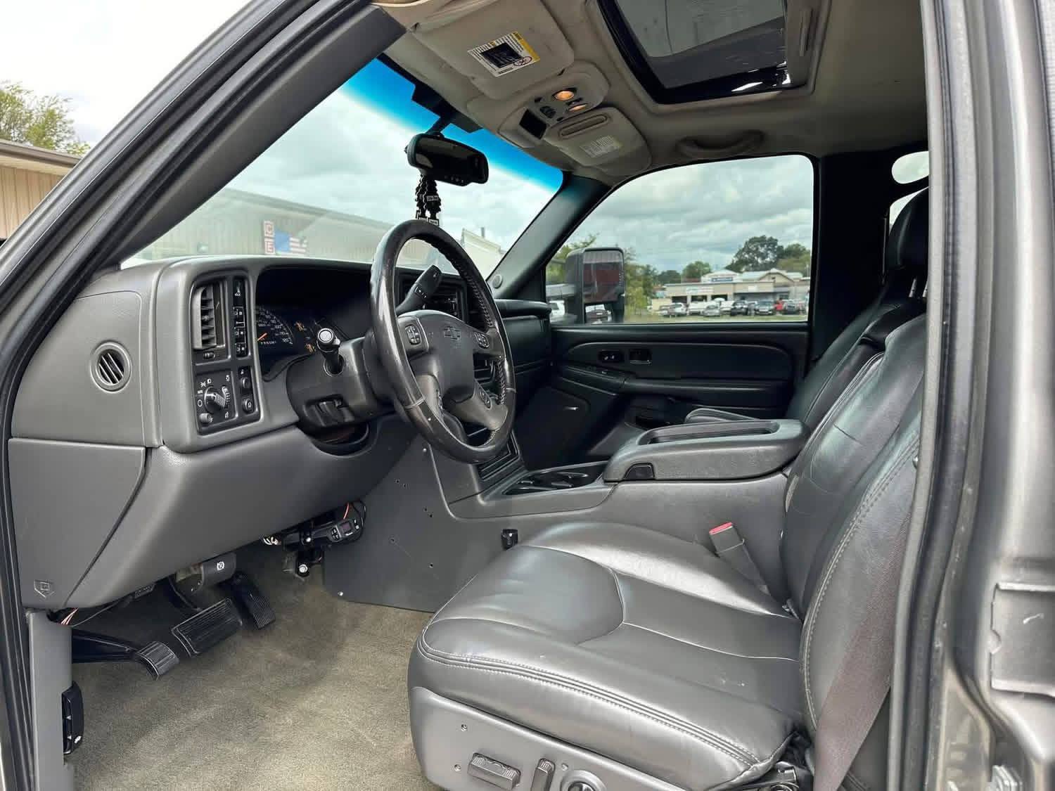 2006 Chevy Silverado 2500hd LT with sunroof - Image 3
