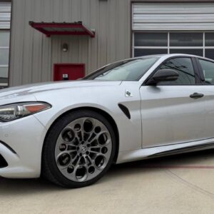 Alternative view of 2017 Alfa Romeo Giulia Quadrifoglio